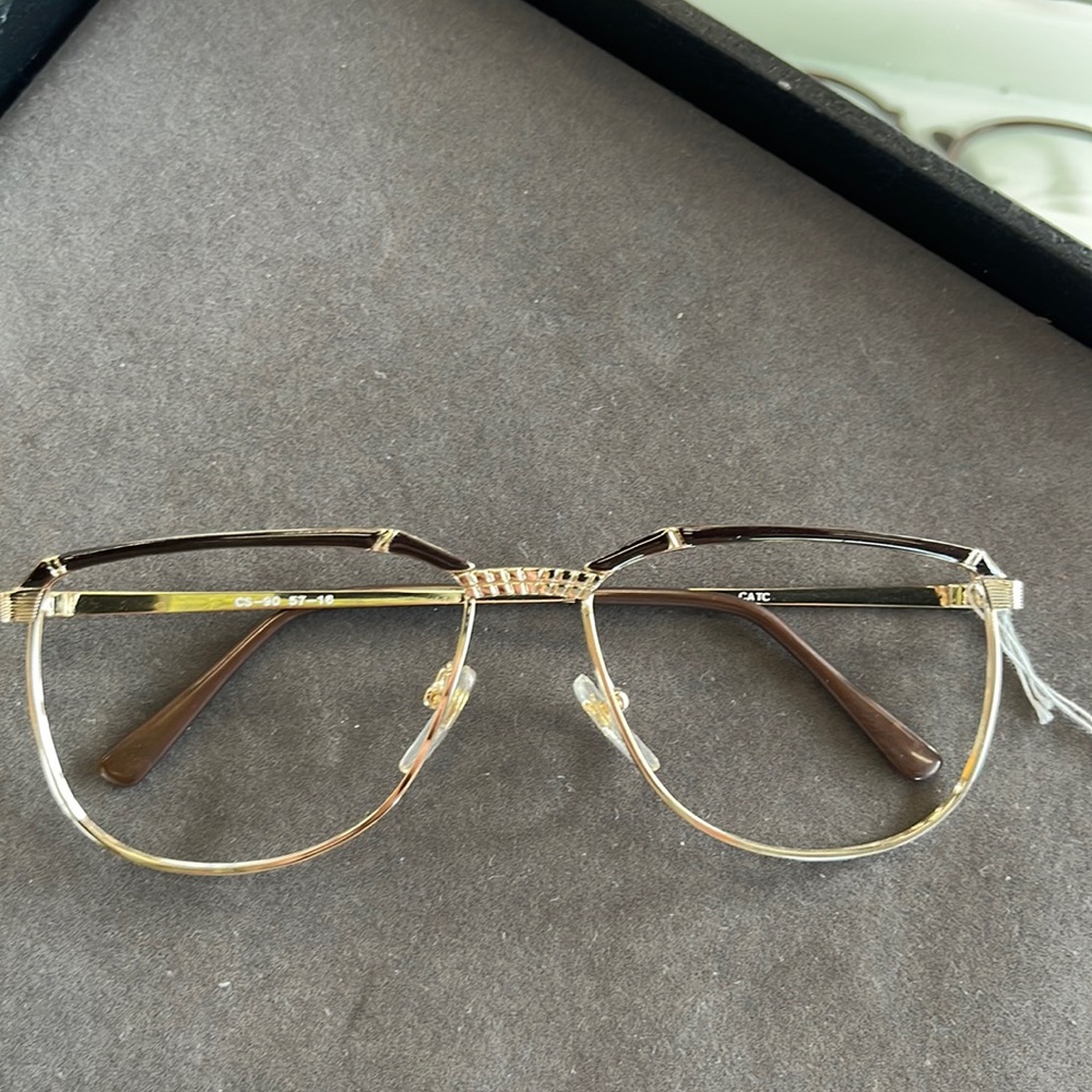 Brand new, never worn vintage eyewear! Unisex style.